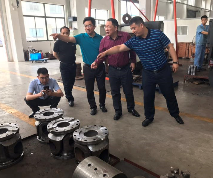 央视财经评论员单仁博士莅临九游老哥万向,深度调研十字轴式万向联轴器生产企业 央视财经评论员单仁博士莅临九游老哥万向,深度调研十字轴式万向联轴器生产企业